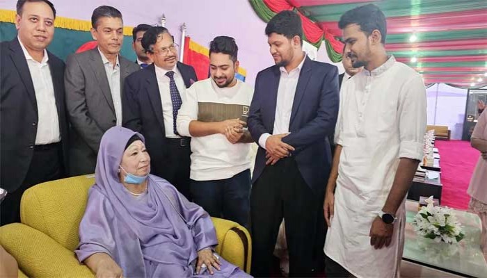 খালেদা জিয়ার সঙ্গে ছবি পোস্ট: আসিফ মাহমুদের আবেগঘন বার্তা