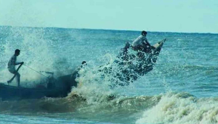 সাগরের ঢেউয়ে নৌকা থেকে পড়ে জেলে নিখোঁজ