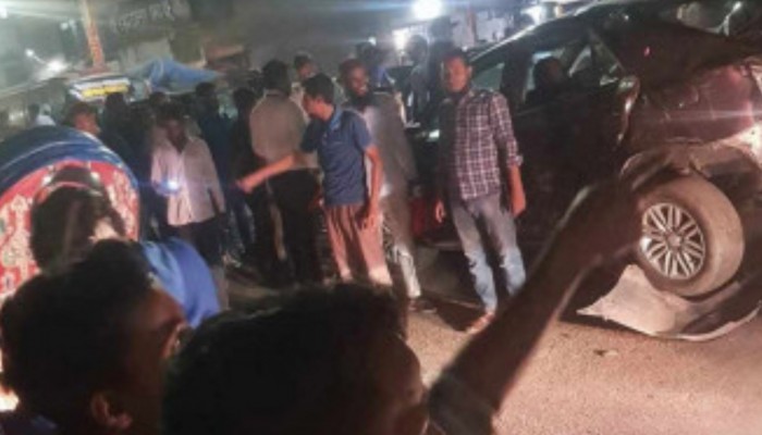 রেলক্রসিংয়ে আটকে থাকা গাড়ির ওপর উঠে গেল ট্রেন