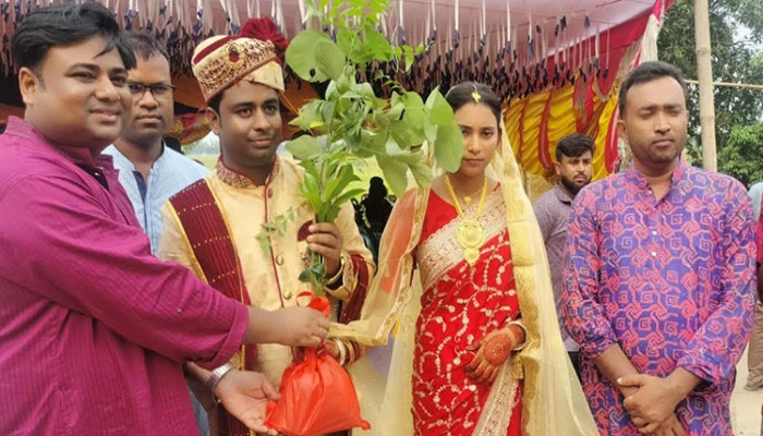 পরিবেশ দিবসে বিয়ে, নবদম্পতির হাতে তুলে দেওয়া হলো গাছের চারা