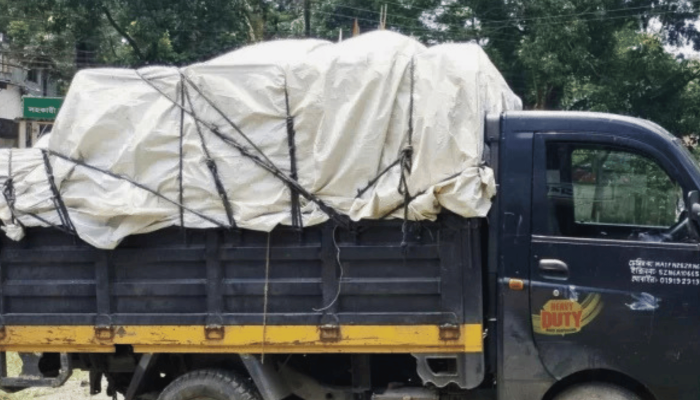 সরকারি বই বেচতে গিয়ে জনতার হাতে ধরা, গাড়ি রেখে পালালেন মাদ্রাসা সুপার
