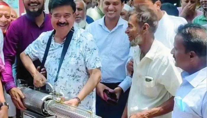 কাঁধে ফগার মেশিন তুলে মশক নিধন কর্মসূচির উদ্বোধন করলেন এমপি সেলিম