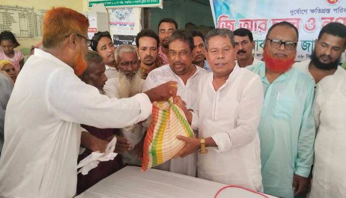 ​প্রধানমন্ত্রীর ত্রাণ তহবিল: দিনাজপুরে চাল ও আর্থিক সহায়তা পেলেন সহস্রাধিক মানুষ