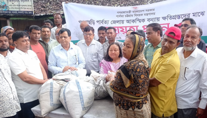 বন্যাদুর্গতদের ঘরে ঘরে খাগড়াছড়ি জেলা পরিষদের ত্রাণ, পাশে থাকার আশ্বাস