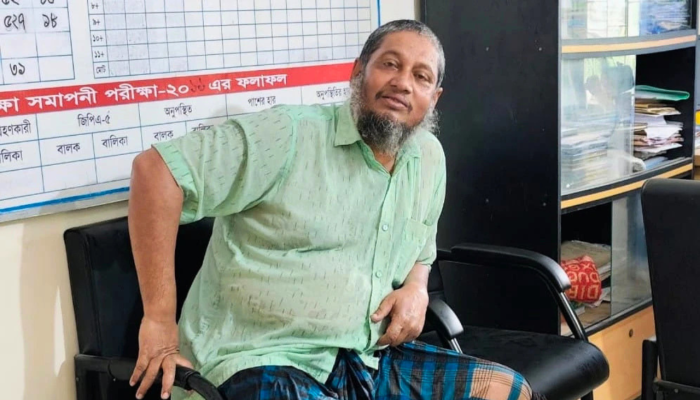 সহকারী উপজেলা শিক্ষা কর্মকর্তাকে কুপিয়ে জখম, প্রধান শিক্ষক আটক