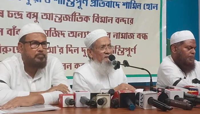 মসজিদে নামাজে নিষেধাজ্ঞা, কালো ব্যাজ পরে প্রতিবাদ