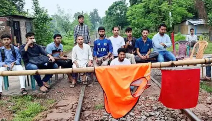 রসিদ ছাড়া ভাড়া আদায়ের প্রতিবাদ করায় রাবি ছাত্রকে মারধর, রেলপথ অবরোধ
