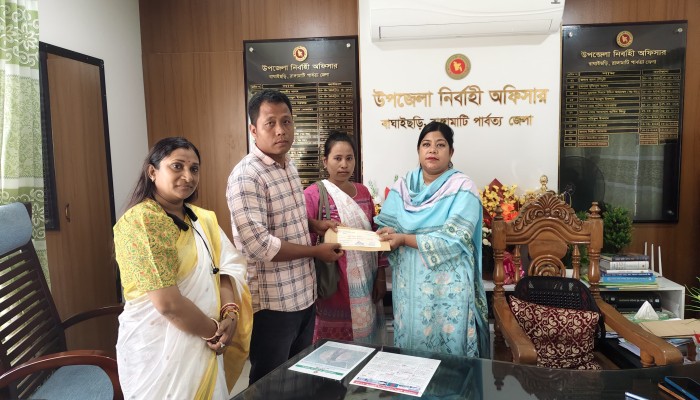 বাঘাইছড়িতে দুর্যোগে ক্ষতিগ্রস্ত ৩ পরিবারকে জেলা প্রশাসনের সহায়তা