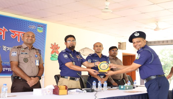 নেত্রকোনায় টানা তৃতীয়বার শ্রেষ্ঠ ওসি দুর্গাপুরের খন্দকার শাকের আহমেদ