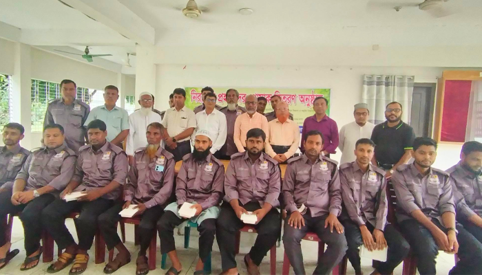 জাবিপ্রবিতে নিরাপত্তা প্রহরীদের নতুন পোশাক বিতরণ