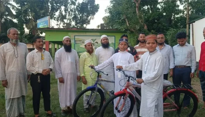 টানা ৬০ দিন জামাতে নামাজ পড়ে সাইকেল পেল ৫ কিশোর