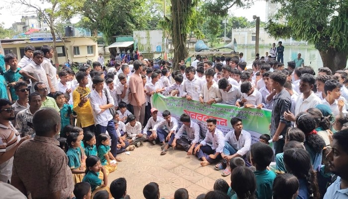 ৬ দফা দাবিতে কলমাকান্দায় শিক্ষার্থী-শিক্ষকদের ইউএনও কার্যালয় ঘেরাও