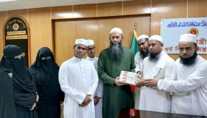 বিজয়ী হাফেজদের দেওয়া বিতর্কিত সেই বই ফেরত নিলেন ধর্ম প্রতিমন্ত্রী