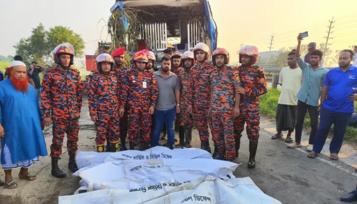 ঢাকা-মাওয়া এক্সপ্রেসওয়েতে বাস খাদে পড়ে ৩ জনের প্রাণহানি, আহত ১৬